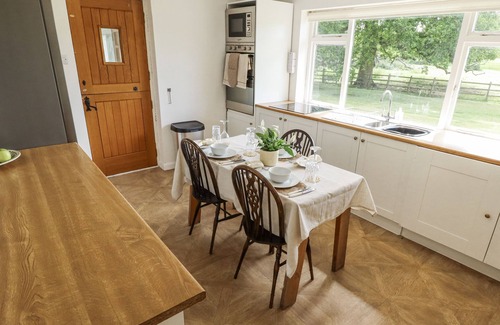 Alford Cottage | LAKE VIEW COTTAGE, family friendly, country holiday cottage in Alford