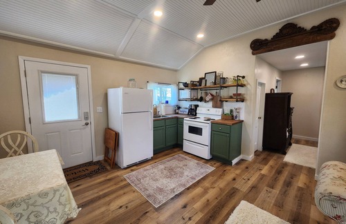 Fayette Cottage | Lake View Cottage for Two with Views of Harrison Lake
