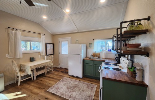 Fayette Cottage | Lake View Cottage for Two with Views of Harrison Lake