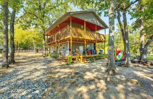Enchanted Oaks House | Lake View & Decks: Waterfront Cedar Creek Retreat!