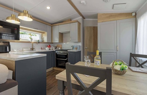 Cheriton Bishop Ski Chalet | Lake View Escape-Fishing,Heated Pool 500yrds away