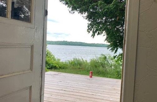 South Bruce Peninsula Cabin | Lake View Family Hideaway 1 Bedroom, sleep 2