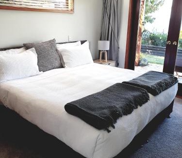 Acacia Bay Apartment | Lake View Garden Apartment