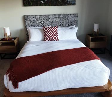 Acacia Bay Apartment | Lake View Garden Apartment