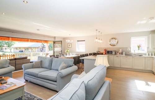 Thorpe On The Hill Cottage | LAKE VIEW LODGE, family friendly, with hot tub in Thorpe-On-The-Hill