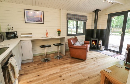 Potter Brompton Cottage | LAKE VIEW LODGE, pet friendly, luxury holiday cottage in East Ayton