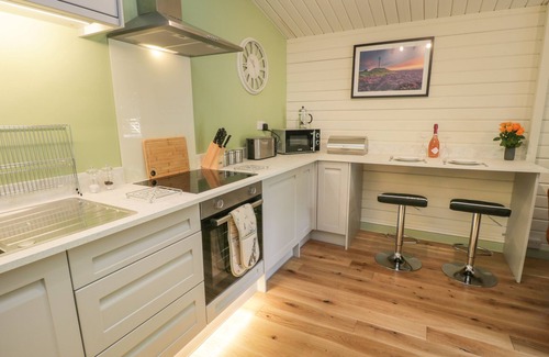 Potter Brompton Cottage | LAKE VIEW LODGE, pet friendly, luxury holiday cottage in East Ayton