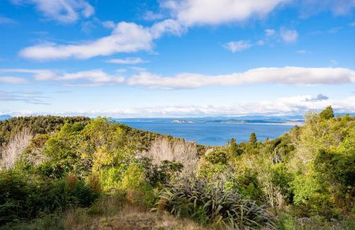 Pukawa House | Lake View Lodge - Taupo Holiday Home
