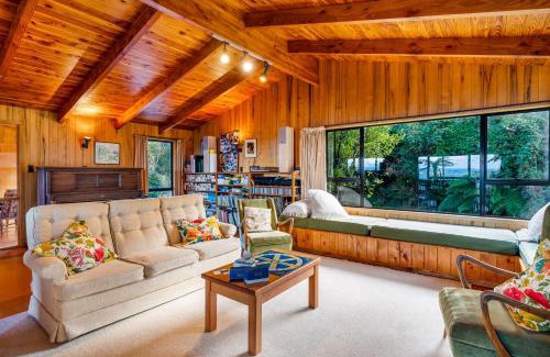 Pukawa House | Lake View Lodge - Taupo Holiday Home