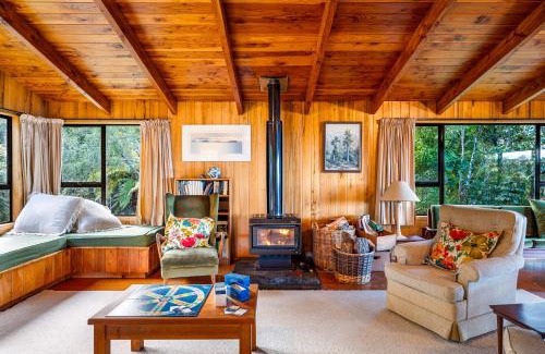 Pukawa House | Lake View Lodge - Taupo Holiday Home