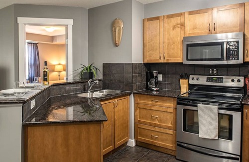 East Kootenay Condo | Lake View | Modern | Cozy | Pool | Hot Tub