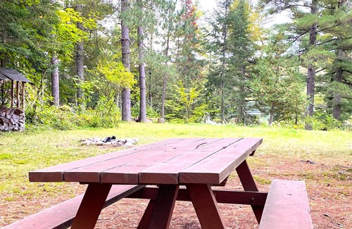 Lac-Saint-Paul Cottage | Lake View Paradise with 3 Bedrooms, Getaway!