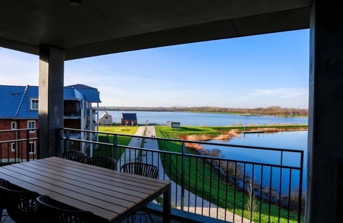 Thorn Apartment | Lake View Penthouse 2p