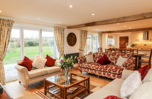Worlington House | LAKE VIEW, pet friendly, luxury holiday cottage in Lapford