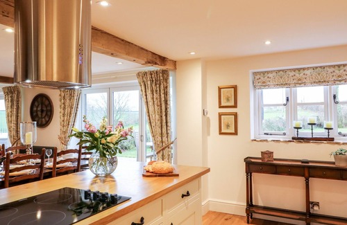 Worlington House | LAKE VIEW, pet friendly, luxury holiday cottage in Lapford