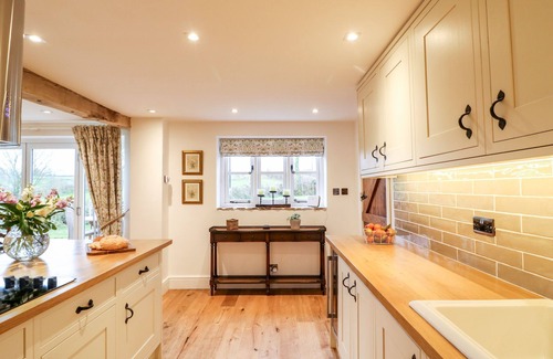 Worlington House | LAKE VIEW, pet friendly, luxury holiday cottage in Lapford