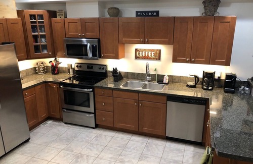 Okanagan-Similkameen House | Lake View, Pet Friendly Vacation Townhouse with Updated Appliances & 2 King Beds