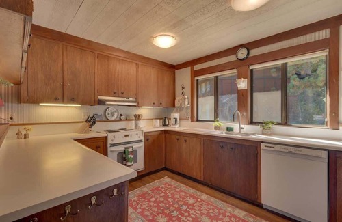 Tahoe Sierra Estates House | Lake View|Pool|Pier|Bouys|Pickleball|Walk to town