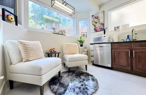 Central Okanagan Bed & Breakfast | Lake View Poolside Private Suite