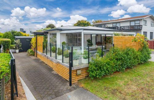 Hilltop House | Lake View Retreat - lake views with BBQ & Pizza Oven