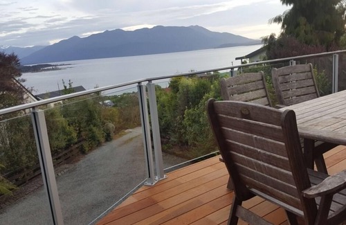 Moana House | LAKE VIEW RETREAT ON THE TERRACE