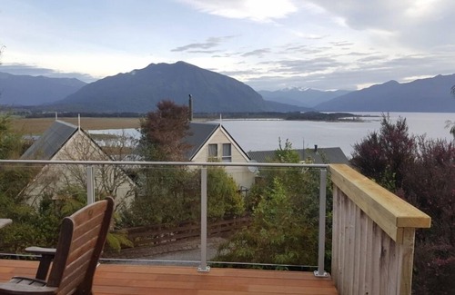 Moana House | LAKE VIEW RETREAT ON THE TERRACE