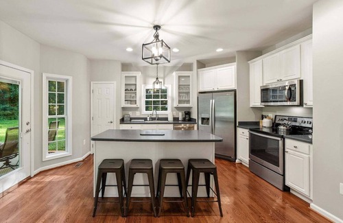Kabletown Cottage | Lake View Retreat - Cottage Near a Peaceful Lake!