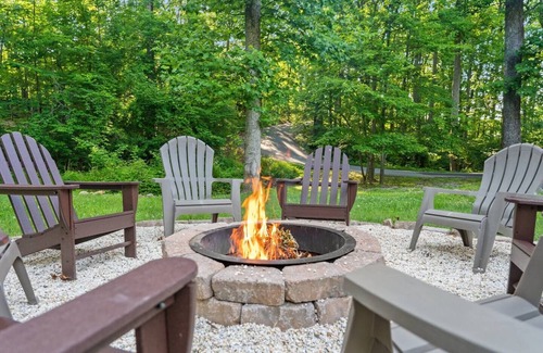 Kabletown Cottage | Lake View Retreat - Cottage Near a Peaceful Lake!