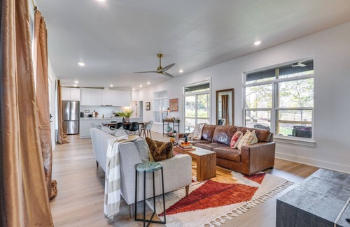 Eagle Rock House | Lake-View Retreat w/Grill in Eagle Rock!