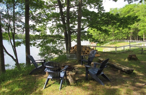 Lupton Cabin | Lake View Rooms