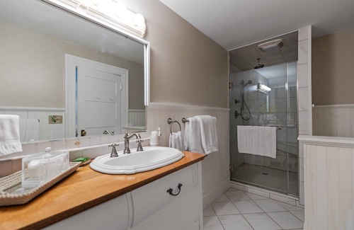Phippsburg Bed & Breakfast | Lake View Suite - Large King, Ensuite Bath