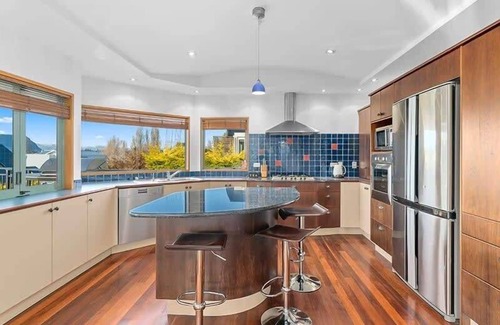 Wanaka House | Lake View Summary: Th