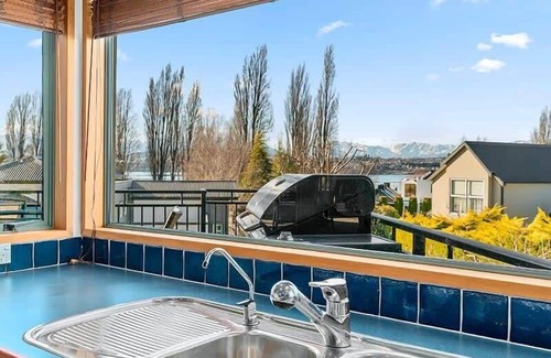 Wanaka House | Lake View Summary: Th