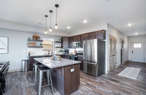 Branson Theater District Cabin | LAKE VIEW - Table Rock Lake - PRIVATE Hot Tub - Indoor Pool - Family Friendly