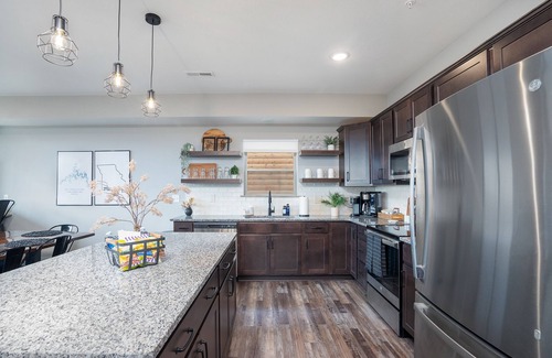 Branson Theater District Cabin | LAKE VIEW - Table Rock Lake - PRIVATE Hot Tub - Indoor Pool - Family Friendly