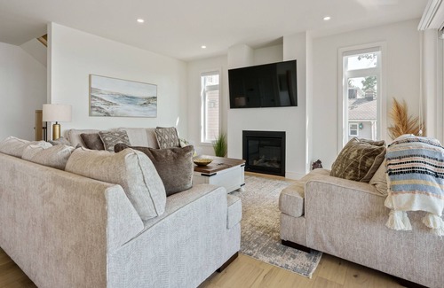 Port Rowan Cottage | Lake view Villa☆Hot tub☆Elevator☆Amazing Patio