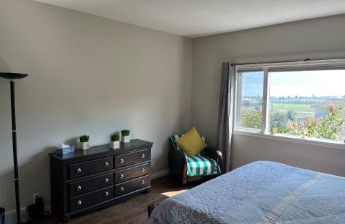 Central Okanagan Bed & Breakfast | Lake view yellow house by winery resort