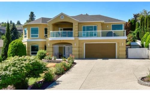 Central Okanagan Bed & Breakfast | Lake view yellow house by winery resort