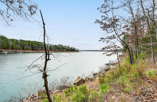 Drasco House | Lake Views and Golf Access at Secluded Drasco Lodge