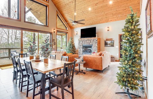 Drasco House | Lake Views and Golf Access at Secluded Drasco Lodge