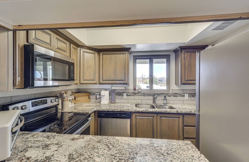 Lake Havasu City Condo | Lake Views & Boat Parking: Condo in Heart of LHC