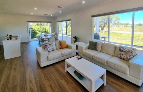 Alexandrina House | Lake views | Fire pit | PS4 | Netflix | Kids toys | Ducted A/C