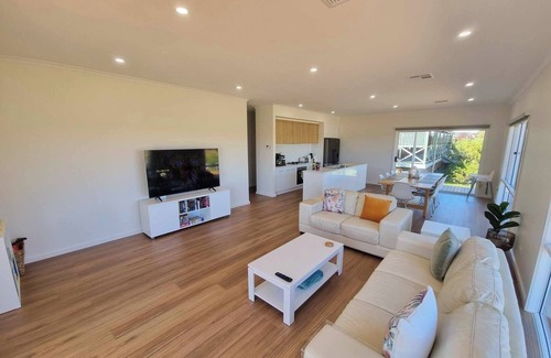 Alexandrina House | Lake views | Fire pit | PS4 | Netflix | Kids toys | Ducted A/C