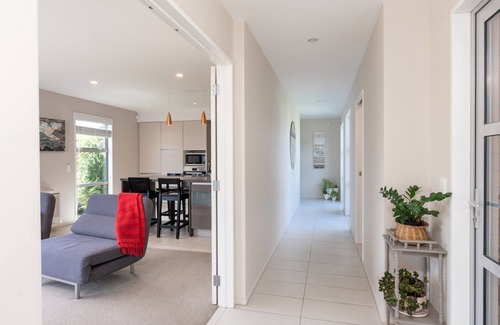 Wharewaka Apartment | Lake Views from 3 Mile Bay