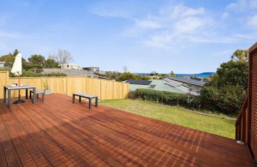 Hilltop House | Lake views in great area