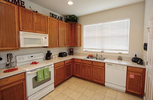 Trafalgar Village House | Lake Views Near Disney – Value Stay with Pool, Hot Tub & Clubhouse Access - Corner 3BR Townhome