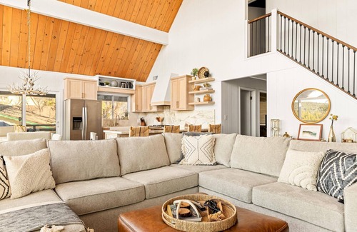 Lake Arrowhead Cabin | Lake Views Remodeled Game Room Fire Pit Studio