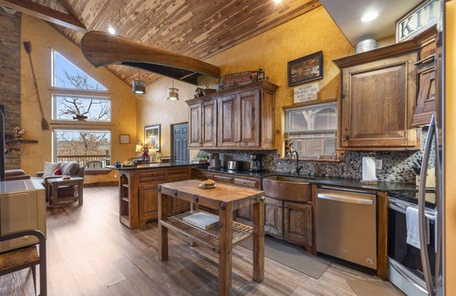 Branson House | Lake Views with Access, Private Hot Tub, Billiards, SDC Tickets!