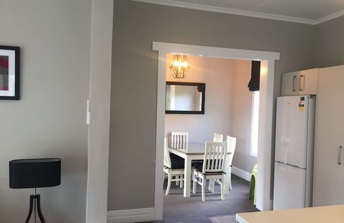 Kingston House | Lake Villa 3 Bedroom in Kingston