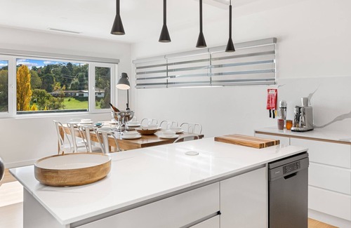 East Jindabyne House | Lake Villavista - 4BR Luxury Townhouse l Pet Friendly l Lake Views l WiFi l BBQ